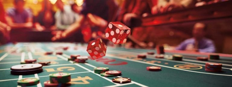 Ilustrasi pengguna yang menikmati penawaran spesial hiburan sports dan casino di slot6000 dengan perangkat mobile