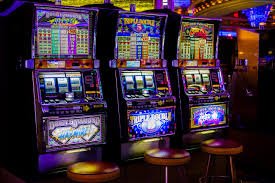 Dealer live casino profesional dalam sesi permainan slot6000 dengan gambar berkualitas tinggi